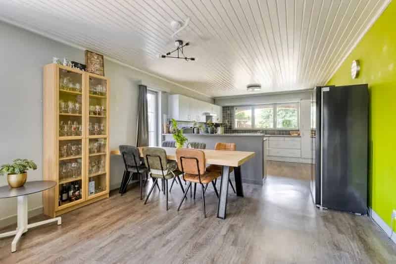 Rustig gelegen gelijkvloers woning met 2 slpks en ruime zolder.