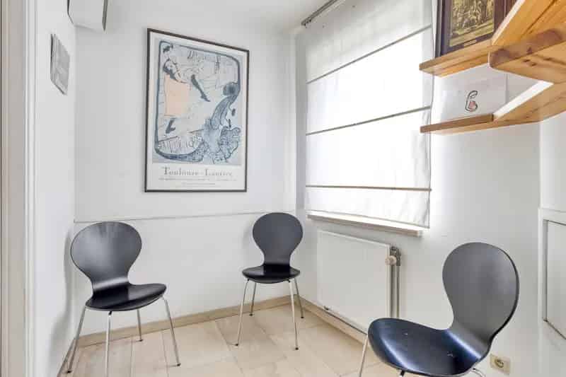 Instapklare bel-etage woning met praktijk.