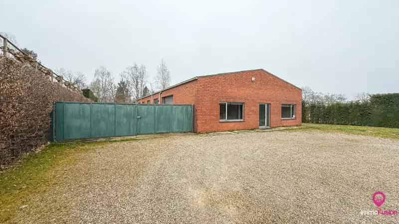 Prachtige brede bouwgrond met magazijn op 20 are!