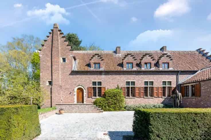 Herenhoeve Hooghuis te Koop: 5 slaapkamers, Wellness en 27831m² grond