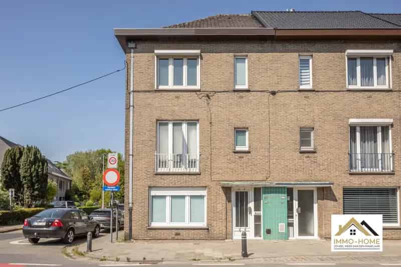 Hoekwoning met vier slaapkamers en twee badkamers te Gent