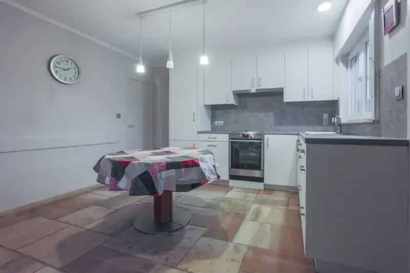 Residentieel gelegen, te moderniseren villa (kant Heule) met 4 slaapkamers, bureau, oprit voor 4 auto's, grote tuin...op 880m² (energielabel D)