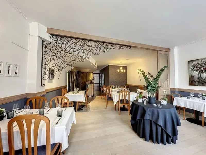Handelspand (frituur met restaurant en feestzaal) met duplex-appartement met een bewoonbare oppervlakte van 400m² in Mol-Gompel.
