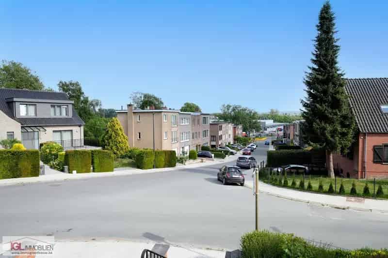 Ruime bungalow met dubbele garage en tuin te koop in Sint-Pieters-Leeuw