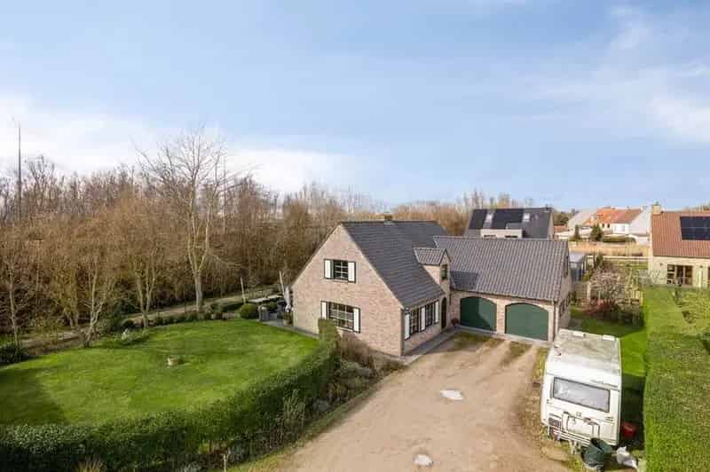 VEURNE: Stijlvolle en tijdloze villa in residentiële wijk met 4 slpks (waarvan 1 glvl.), 2 badk., dubbele garage en zonnige inplanting op 1.034m² grondopp.