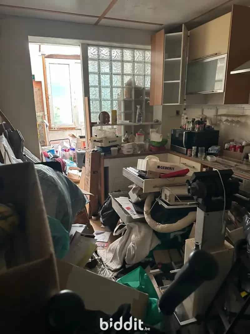 Een woonhuis met bijhorigheden op en met grond