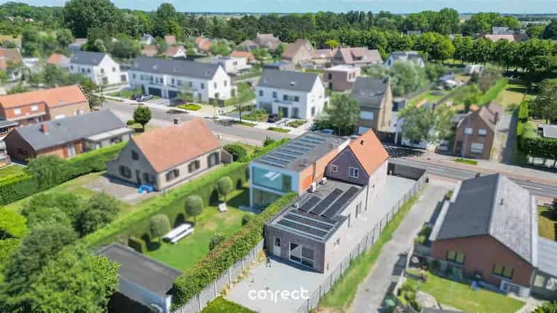 Modern halfopen woning te koop in hartje Oostduinkerke met 3 slaapkamers en diepe tuin