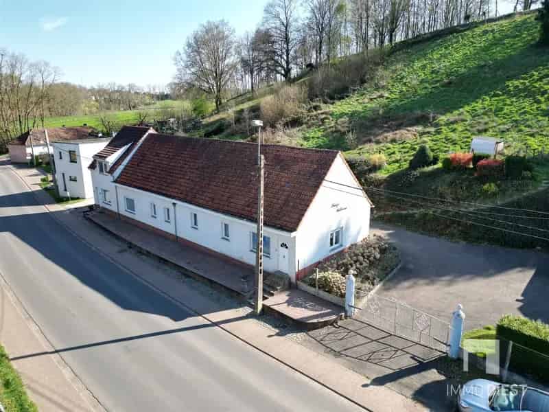 Woning met stalling/opslagplaats en weiland