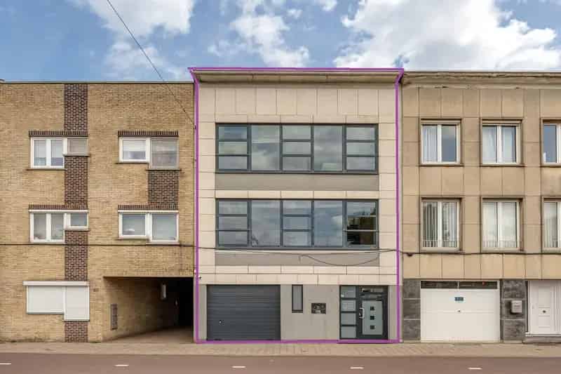 Om te vormen kantoorgebouw met 2 garages en gunstig EPC