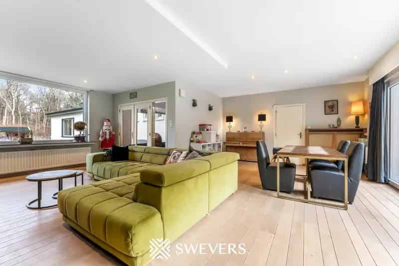 Recent gerenoveerde open bebouwing met praktijkruimte, 5 slaapkamers op 96a