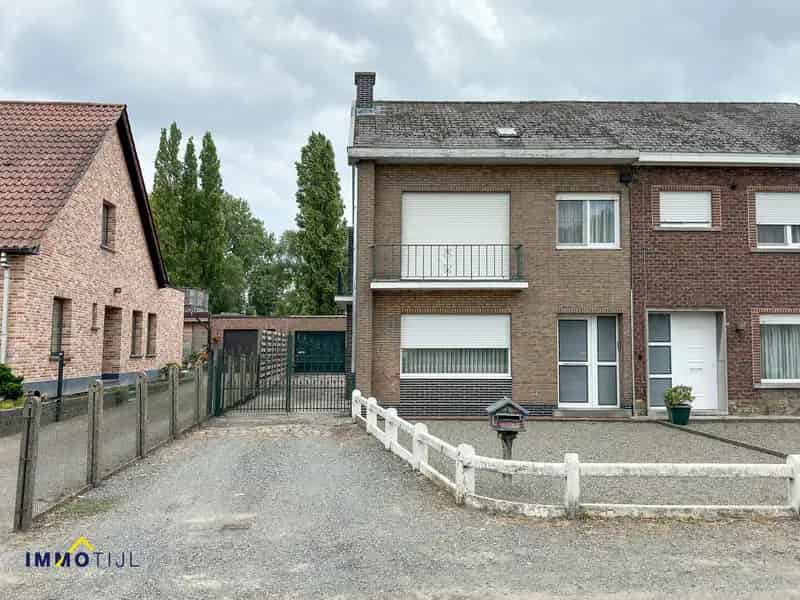 Halfopen bebouwing met drie slaapkamers, garage en tuin!