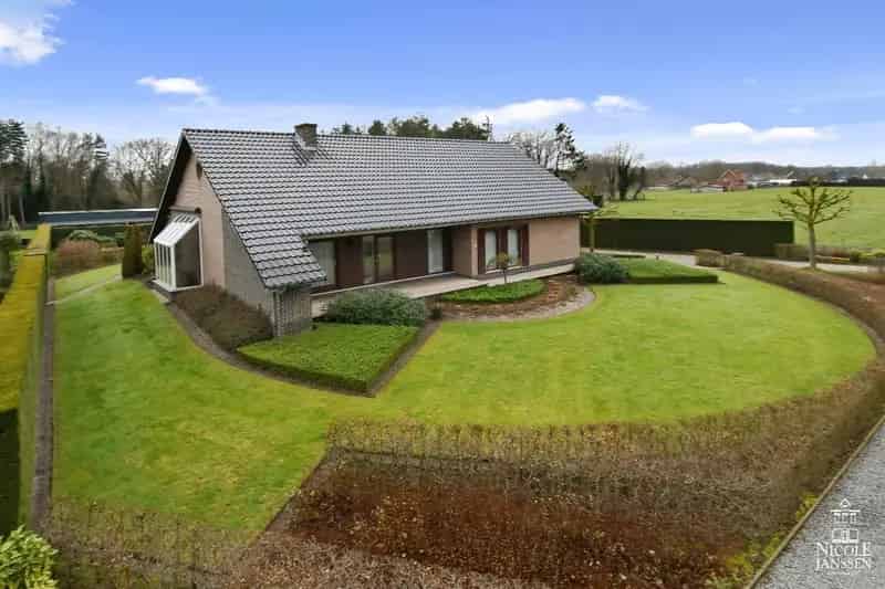 Vrijstaande gelijkvloerse gezinswoning met 4 slaapkamers en prachtige tuin