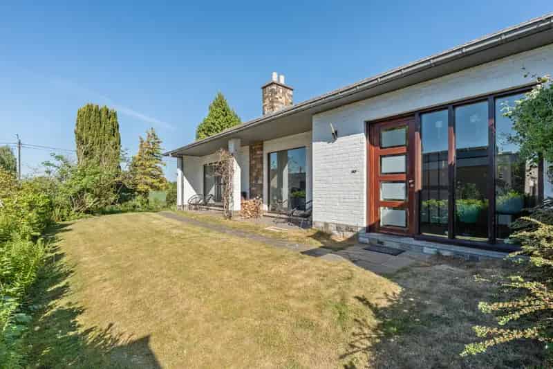 Villa in bungalowstijl, 4 slaapkamers, ruime tuin en garage.