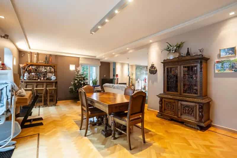 Statige villa met zwembad en praktijkruimte
