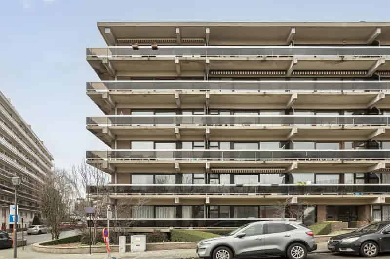 Ruim hoekappartement met drie kamers en leuk balkon.
