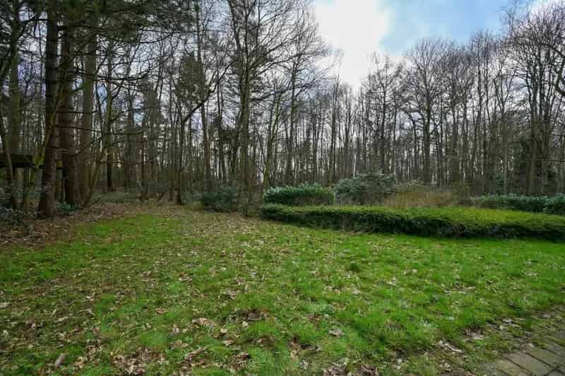 Uitzonderlijk villa-perceel gelegen in residentiële villa omgeving