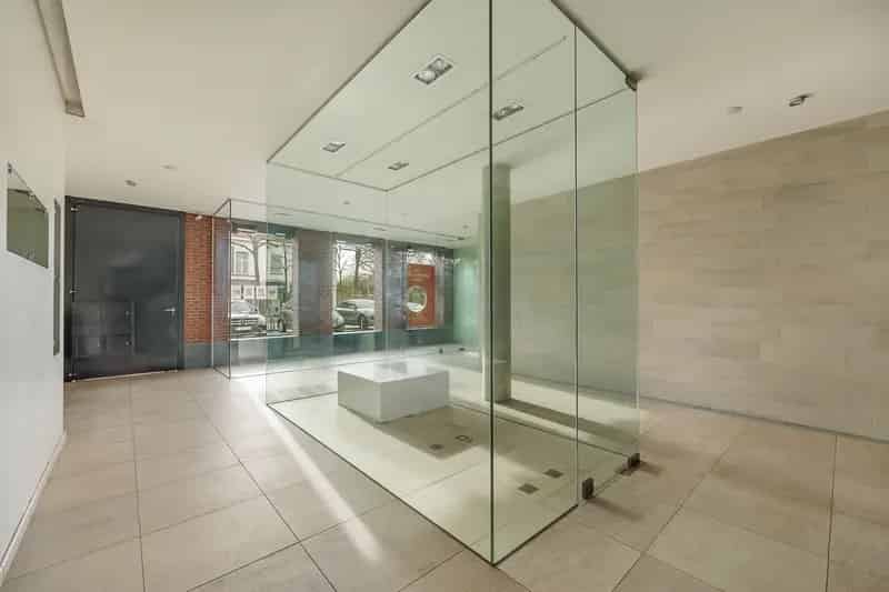 Kantoor in delen of in zijn geheel te huur en te koop, opp. 485 m² met kitchenette, groot apart kantoor en 2 slpks.