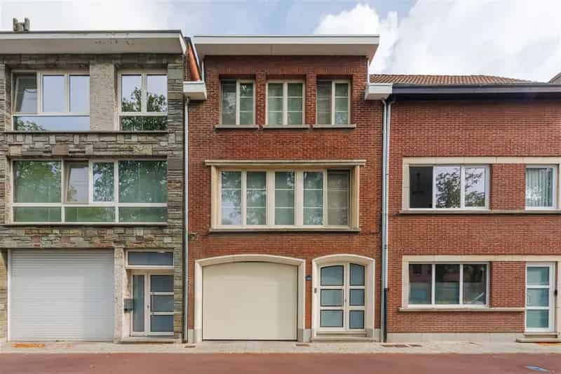 Woning met GIGANTISCHE garage/atelier/opslag en tuin