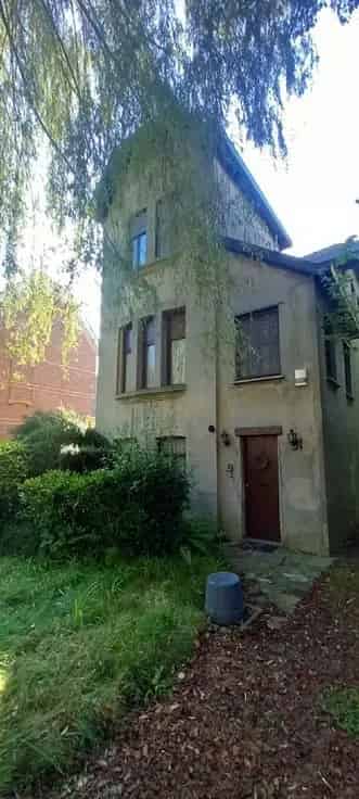 Huis Te Koop: Charmante woning, ruime tuin, toplocatie