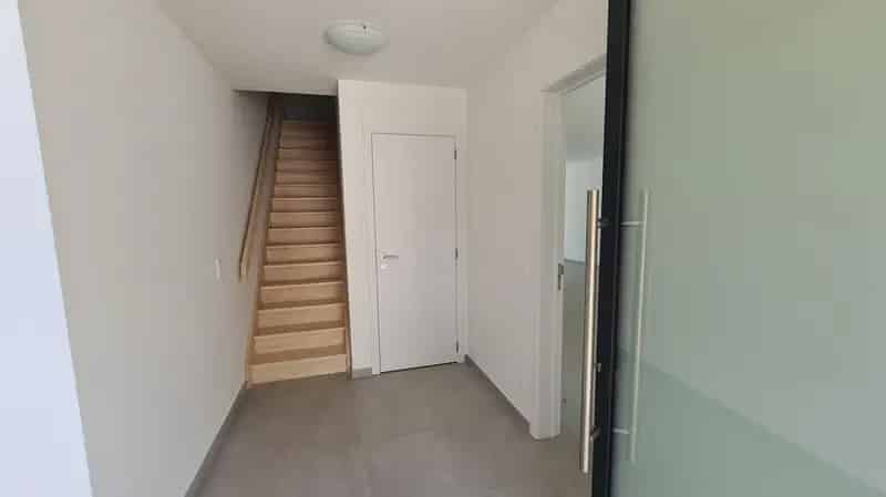 Instapklare nieuwbouwwoning met 3 slaapkamers (145 m2), garage en tuin.