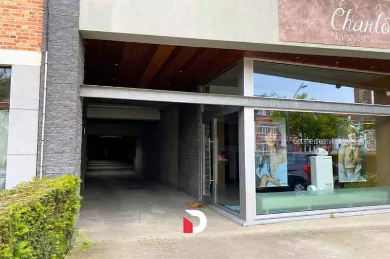 Gesloten garagebox aan Baron Ruzettelaan