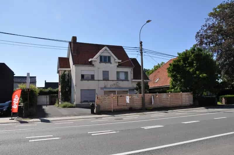 Perceel bouwgrond van 700 m² te koop langs de Bruggesteenweg te Meulebeke - Commerciële ligging.