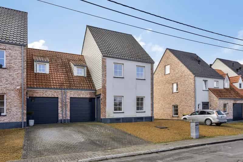 Knappe woning in pastorijstijl te Walshoutem (Landen).