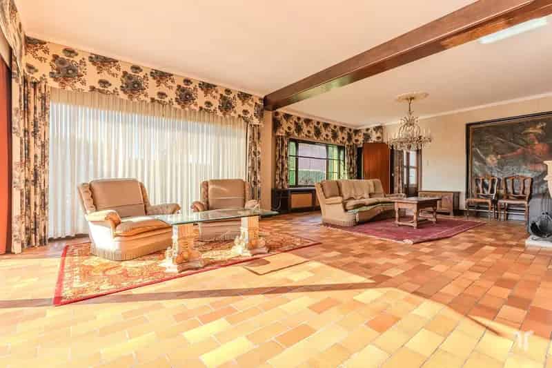 Te renoveren karaktervolle burgerwoning op ruim, zuidgericht perceel, garages en oprit.