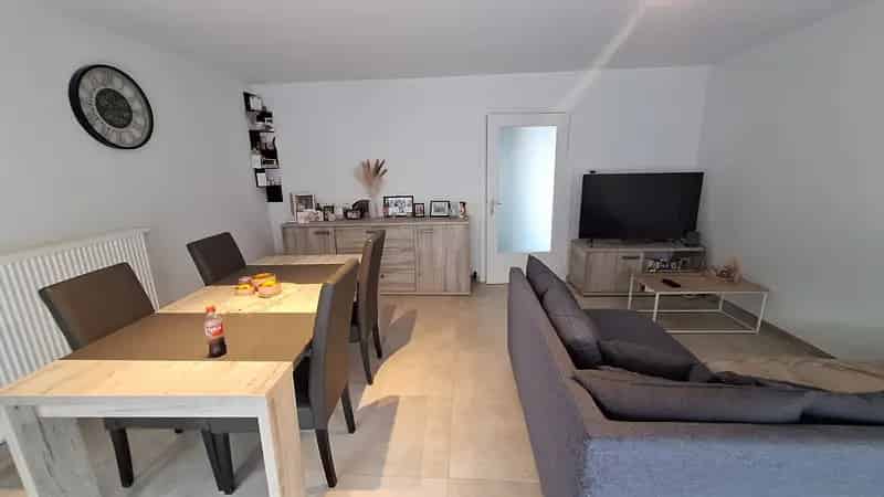Gerenoveerd appartement met 2 slaapkamers, terras én balkon, gunstig EPC en uitstekende ligging.