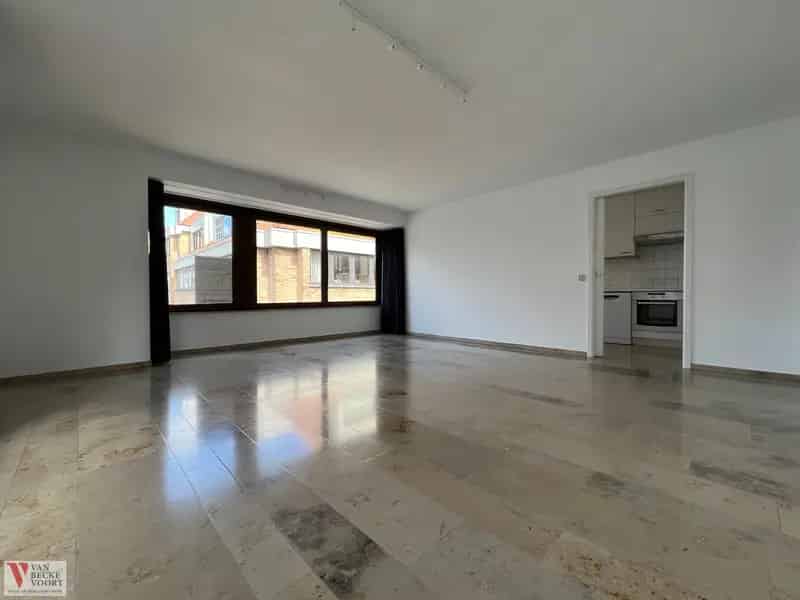 Ruim hoekappartement met zicht op centrale pleinlocatie