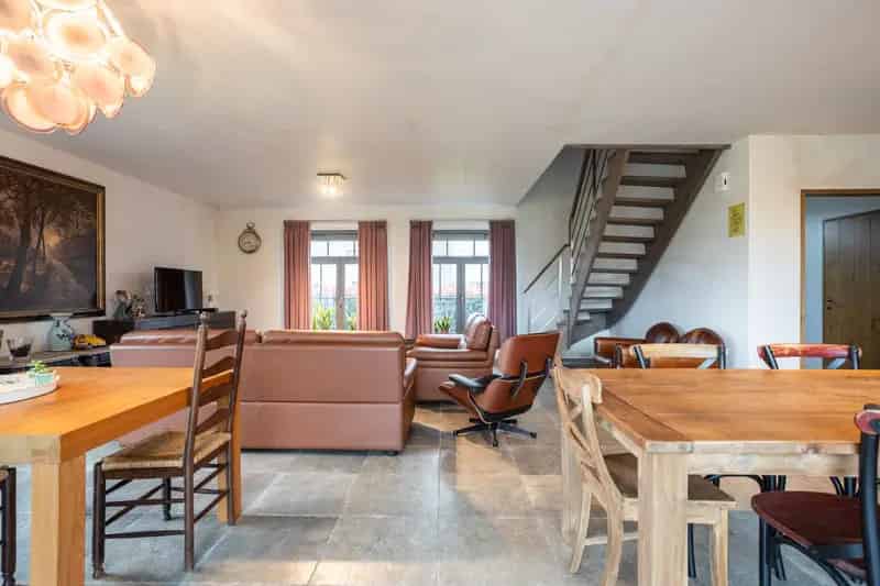 Rustig gelegen, recente villa met garage, oprit en tuin!