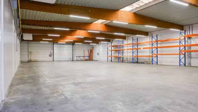 Magazijn met bureel te huur in Noordkaai 1, Izegem - Dewaele