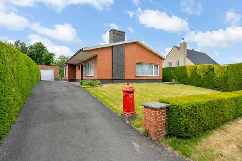 Charmante open bebouwing met riante tuin +  garage & oprit!