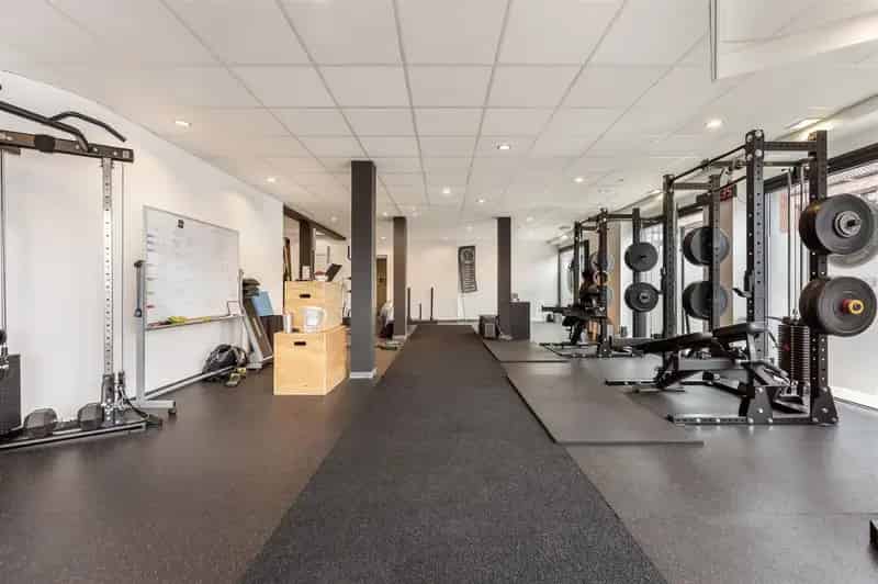 ZEER GOED GELEGEN HANDELSRUIMTE (110M²) MET BUREAU EN KITCHENETTE TE PAAL