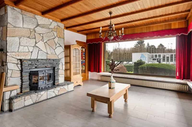Te renoveren ruime Villa (219m²) 2 slaapkamers, ruime garage/ opslagplaats en tuin