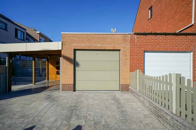 Ruime hoekwoning met garage en 4 slaapkamers in Bredene Dorp