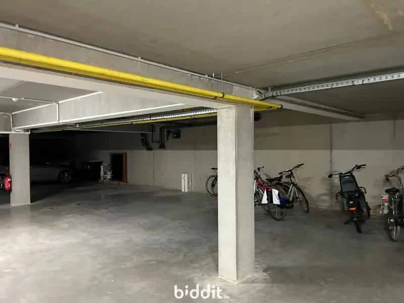 LOT 25: OVERDEKTE AUTOSTAANPLAATS NR. 30