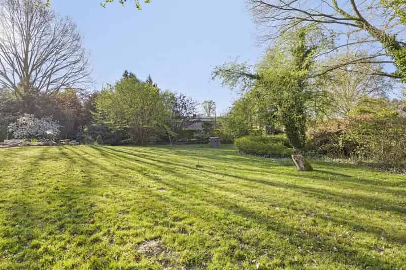 Rustig gelegen villa met potentieel in het groen