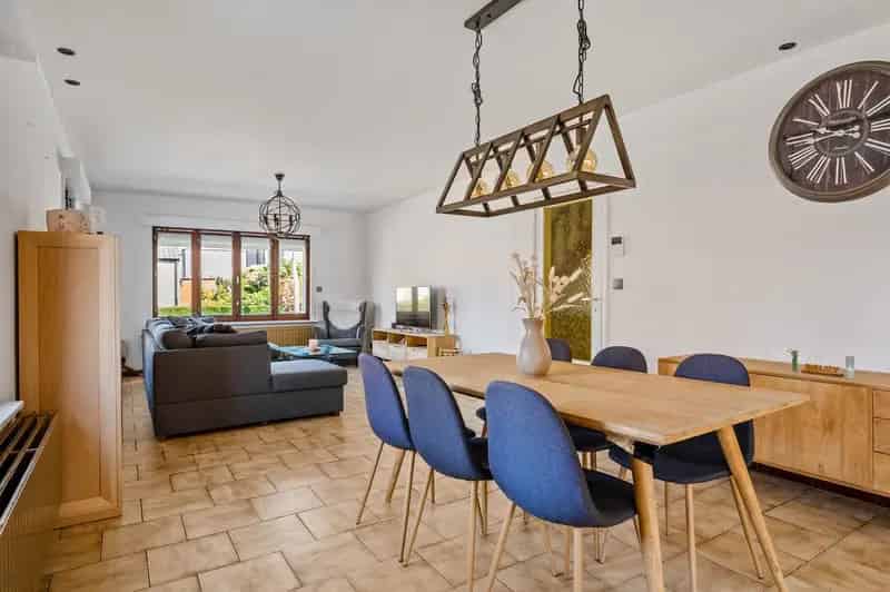 Charmante halfopen woning met ruime tuin op toplocatie in Emblem