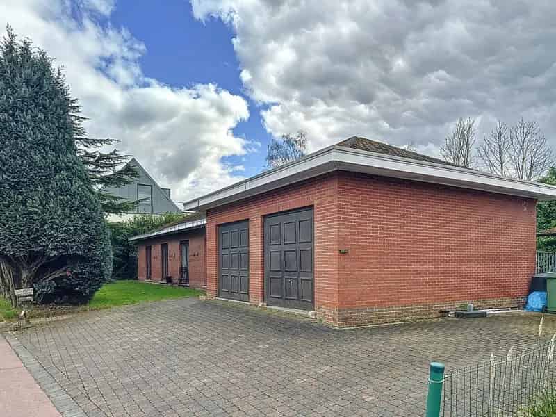 Te renoveren/af te breken woning met zuidtuin nabij A12