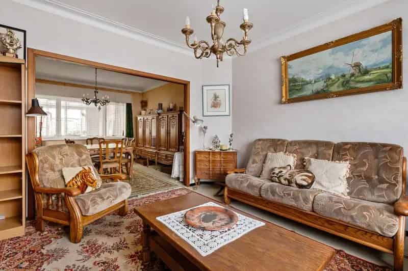 Te renoveren woning met magazijn en veel potentieel op toplocatie in Lint