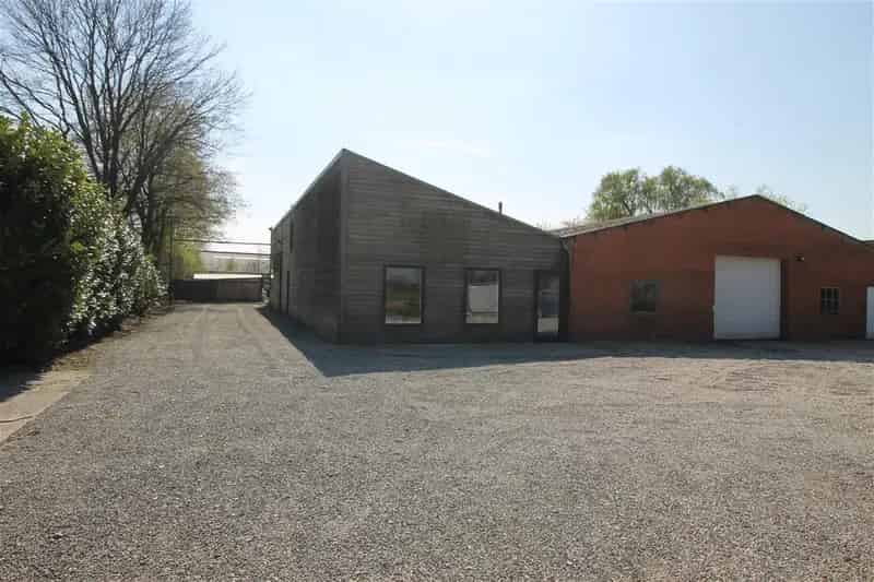 Een werkhuis-opslag-toonzaalruimte links vooraan van 175 m².