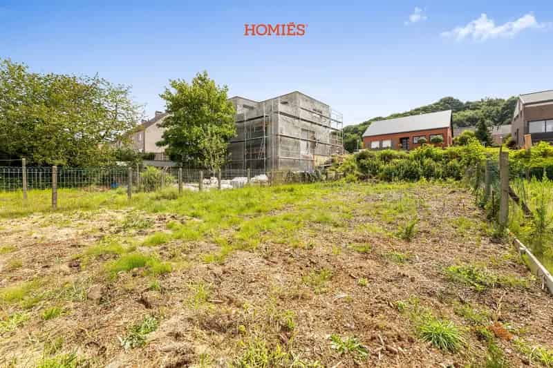 Bouwgrond in verkeersluwe straat