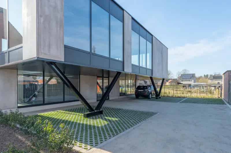 Nieuw handelspand van 245 m² met 5 pp op perceel van 605 m²