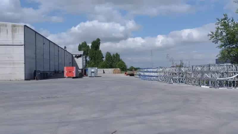 Loods met ruime buitenopslag te Sint-Eloois-Vijve