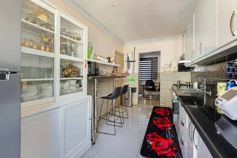 Ruime woning met 5 slaapkamers te koop in Antwerpen.