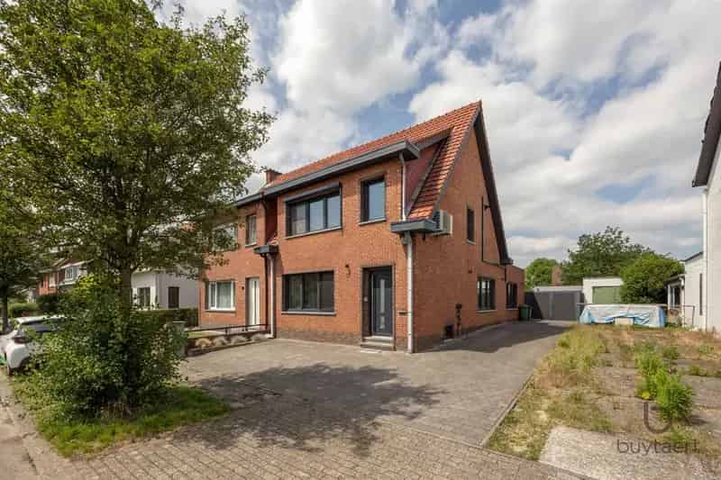 ZEER RUSTIG GELEGEN INSTAPKLARE GEZINSWONING MET MOOIE GROENE TUIN!