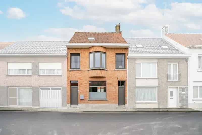 Instapklare woning met zonnepanelen en uitweg via achterliggende ruime garage!