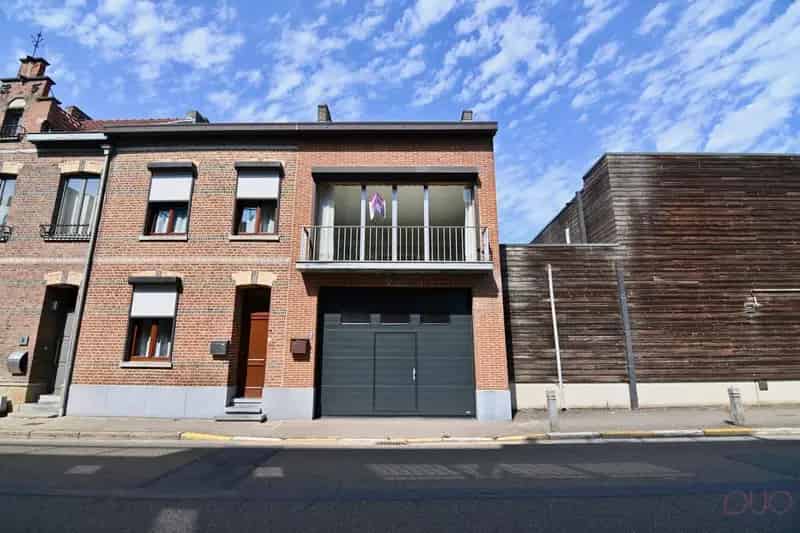 Bel-etage woning met twee slaapkamers en onderliggende garage van ca. 100m2