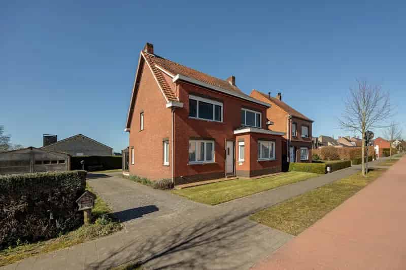 Te renoveren gezinswoning met 4 slaapkamers en tuin